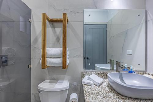 乌维塔Casamar Villa's的一间带水槽、卫生间和镜子的浴室