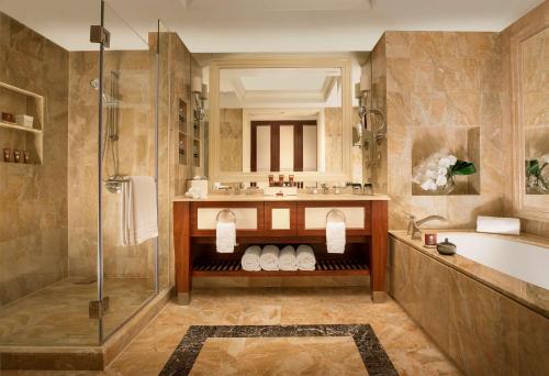 澳门澳门康莱德酒店的带浴缸、水槽和淋浴的浴室