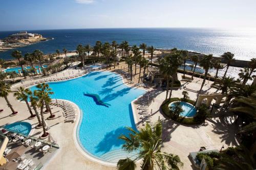 圣朱利安斯马耳他希尔顿酒店的享有带游泳池的度假村的空中景致
