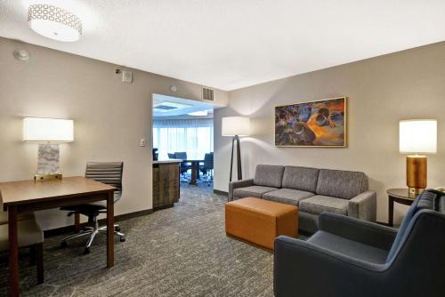 布卢明顿Embassy Suites by Hilton Minneapolis Airport的客厅配有沙发和桌子