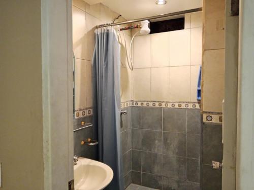 基多Tin House Quito的带淋浴和盥洗盆的浴室