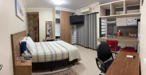 伊塔佩蒂宁加罗莎住宅公寓的酒店客房带一张床和一个厨房