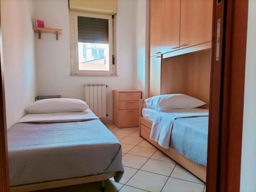 圣萨尔沃Appartamento Solaris 200 m dal mare的一间小卧室,配有两张床和窗户