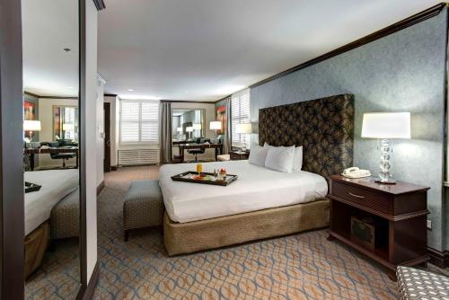 埃文斯顿奥灵顿/埃文斯顿希尔顿酒店的酒店客房设有一张大床和一张书桌。
