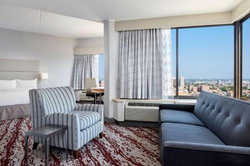 费城DoubleTree by Hilton Hotel Philadelphia Center City的酒店客房设有沙发、床和窗户。