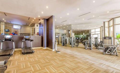 巴拿马城巴拿马华尔道夫阿斯托里亚酒店的一间健身房,里面配有跑步机和机器