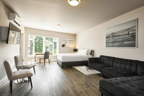 维多利亚SoLo Suites的客厅配有沙发和一张位于房间的床