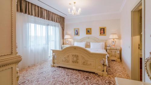 锡比乌锡比乌希尔顿酒店 的一间卧室配有一张大床和一个吊灯。