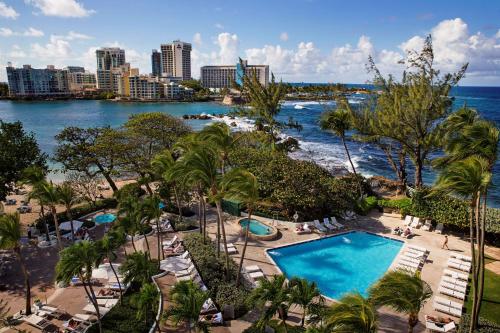 圣胡安康达多广场希尔顿酒店的享有度假胜地的空中景致,设有游泳池和海洋