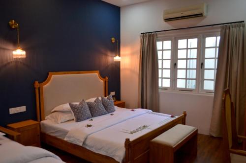 达拉万度Athirige Private Villa Dharavandhoo的一间卧室设有一张大床和一个窗户。