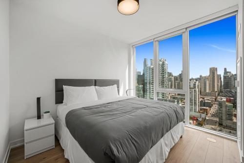 芝加哥Level Chicago River North的白色的卧室设有床和大窗户