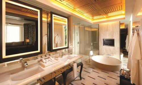 塔林甘海滩Conrad Koh Samui Residences的浴室配有两个盥洗盆和浴缸。