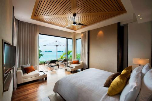 塔林甘海滩Conrad Koh Samui Residences的一间卧室设有一张大床,享有海景