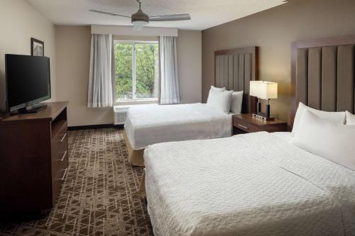 沃灵福德沃林福德梅里登希尔顿惠庭套房酒店的酒店客房设有两张床和一台平面电视。