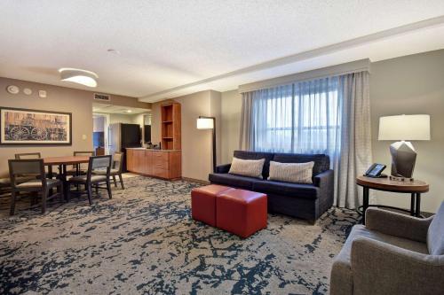 奥马哈Embassy Suites by Hilton Omaha Downtown Old Market的带沙发的客厅和用餐室