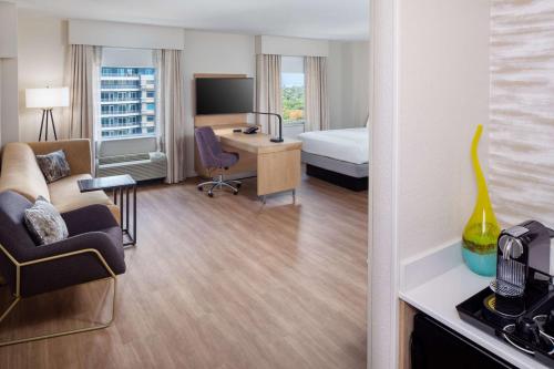 迈阿密希尔顿汉普顿酒店及套房迈阿密市中心/布里克尔的配有一张床和一张书桌的酒店客房