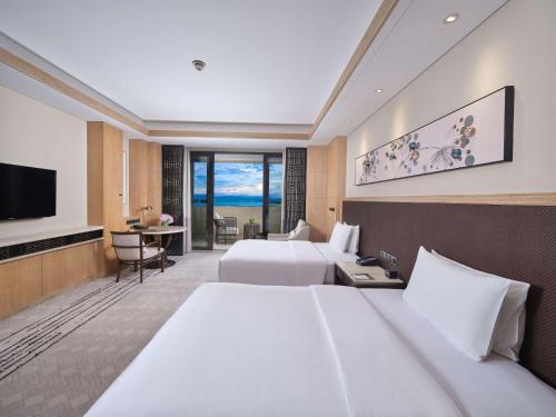 大理大理实力希尔顿酒店的酒店客房设有两张床和一台平面电视。