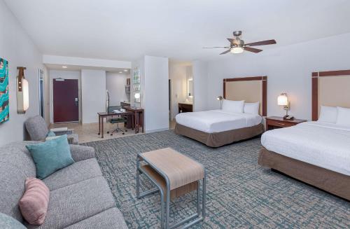 亚特兰大Homewood Suites by Hilton Atlanta Perimeter Center的酒店客房,设有两张床和一张沙发
