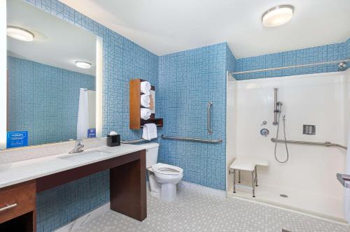 亚特兰大Homewood Suites by Hilton Atlanta Perimeter Center的浴室配有卫生间、盥洗盆和淋浴。