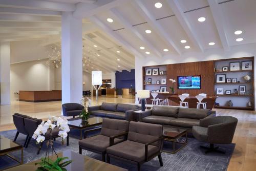 米西索加希尔顿米西索加/梅多韦尔酒店的一个带沙发和椅子的大堂以及一个等候室
