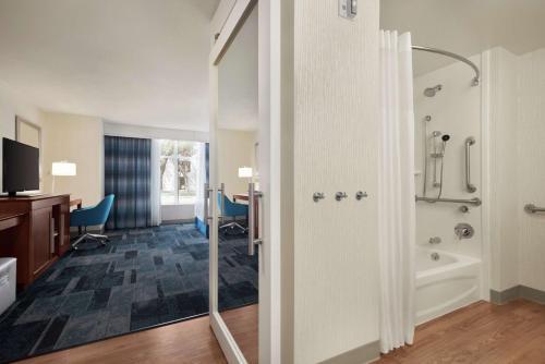 罗斯芒特芝加哥奥黑尔罗斯芒特汉普顿套房酒店的客房设有带浴缸和淋浴的浴室。
