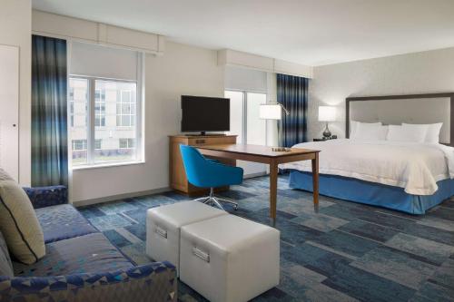 罗斯芒特芝加哥奥黑尔罗斯芒特汉普顿套房酒店的配有一张床和一张书桌的酒店客房