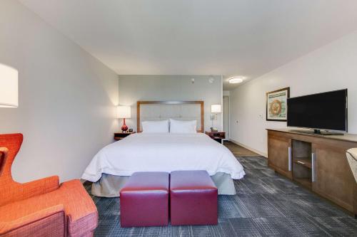 斯普林北休斯顿斯普林汉普顿酒店的配有一张床和一台平面电视的酒店客房