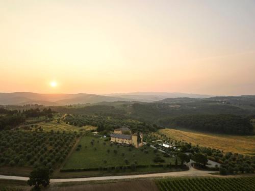 佩萨河谷塔瓦内莱Castello Del Nero - Podere San Filippo的享有葡萄园的景色,享有日落美景