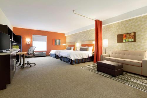 斯蒂尔沃特斯蒂尔沃特希尔顿欣庭套房酒店的配有一张床和一张书桌的酒店客房