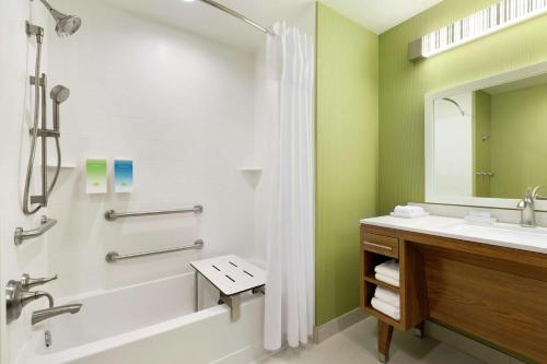 斯蒂尔沃特斯蒂尔沃特希尔顿欣庭套房酒店的带浴缸、水槽和淋浴的浴室