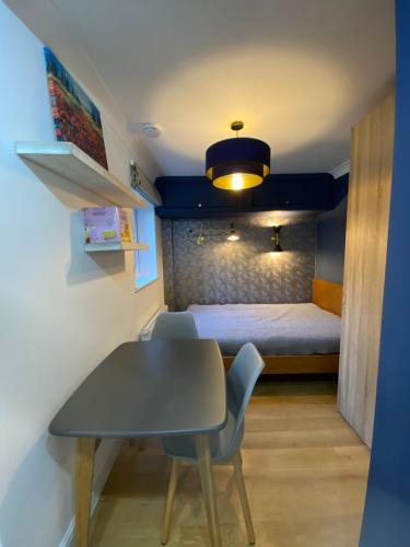 伦敦Stylish 1-bed studio的小房间设有桌子和床