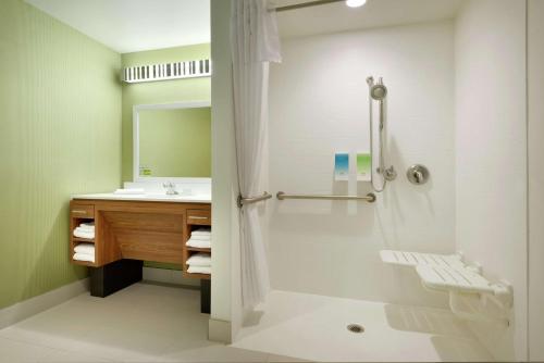 罗斯维尔Home2 Suites by Hilton Roseville Minneapolis的带淋浴和盥洗盆的浴室