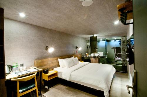 虎尾镇虎尾春秋文创设计旅店的酒店客房设有一张床、一张书桌和一间浴室。