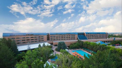 恩格尔伍德The Inverness Denver, a Hilton Golf & Spa Resort的医院大楼的顶部景观,带游泳池