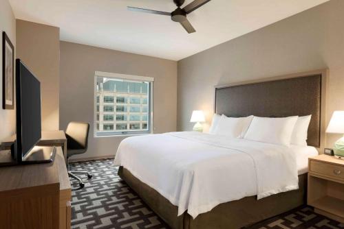 芝加哥Homewood Suites by Hilton Chicago Downtown West Loop的卧室设有一张白色大床和一扇窗户。