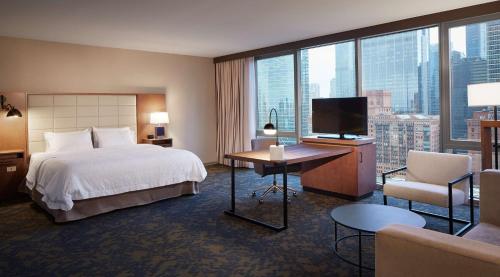 芝加哥Hampton Inn by Hilton Chicago Downtown West Loop的酒店客房,配有床和电视