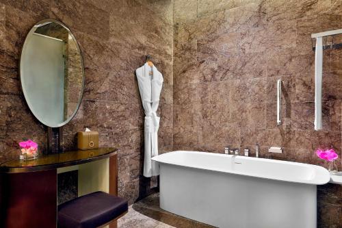 多哈多哈艾雷亚恩古玩系列希尔顿酒店的带浴缸和镜子的浴室