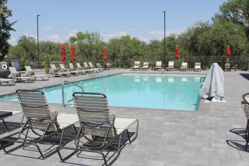 坎普维德Verde Ranch RV Resort的一个带椅子和一束家具的游泳池
