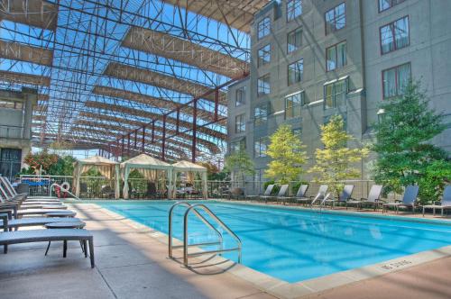 圣路易斯圣路易斯联合车站酒店 - 希尔顿Curio Collection酒店的一座带椅子的大型游泳池和一座建筑