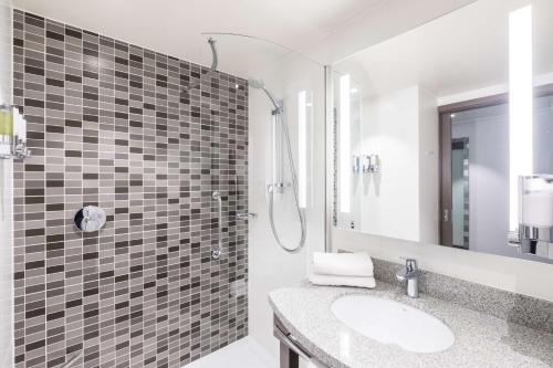 戴斯阿伯丁机场希尔顿汉普顿酒店的一间带水槽和淋浴的浴室
