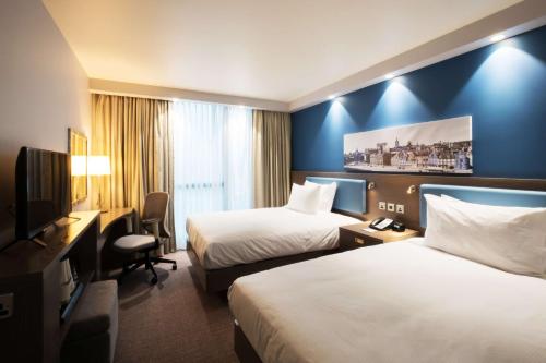 戴斯阿伯丁机场希尔顿汉普顿酒店的酒店客房设有两张床和电视。