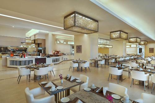 麦加麦加会议希尔顿酒店的一间带桌椅的用餐室和一间餐厅
