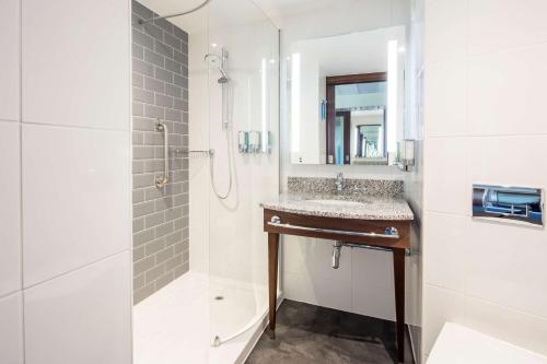 Kirmington亨伯赛德机场汉普顿希尔顿酒店的带淋浴和盥洗盆的浴室