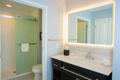 Center ValleyHomewood Suites By Hilton Allentown Bethlehem Center Valley的一间带水槽、卫生间和镜子的浴室