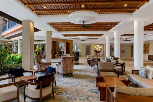 圣玛丽亚佛得角凯博萨尔希尔顿酒店 的一个带沙发和椅子的酒店大堂