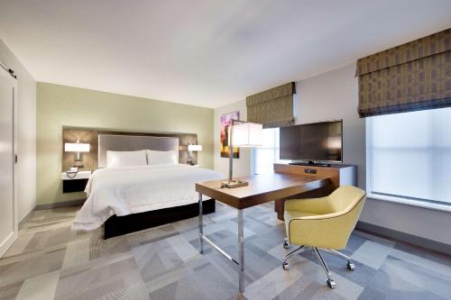 沃思堡沃思堡市中心汉普顿套房酒店的酒店客房配有一张床、一张书桌和一台电脑
