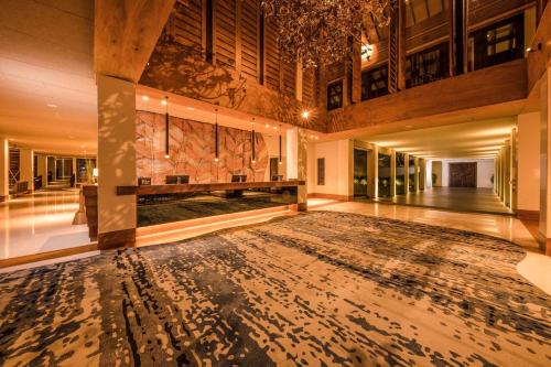 WeerawilaDoubletree By Hilton Weerawila Rajawarna Resort的大楼内带大地毯的大走廊