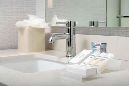 迈阿密厄尔巴诺迈阿密酒店的浴室水槽配有水龙头和牙刷
