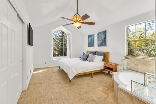 草谷Grass Valley Vacation Rental with Private Pool的一间卧室配有一张床、一张沙发和窗户。