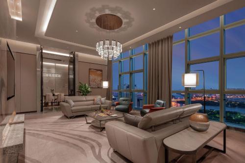苏州苏州吴江敏华希尔顿逸林酒店的带沙发和吊灯的客厅